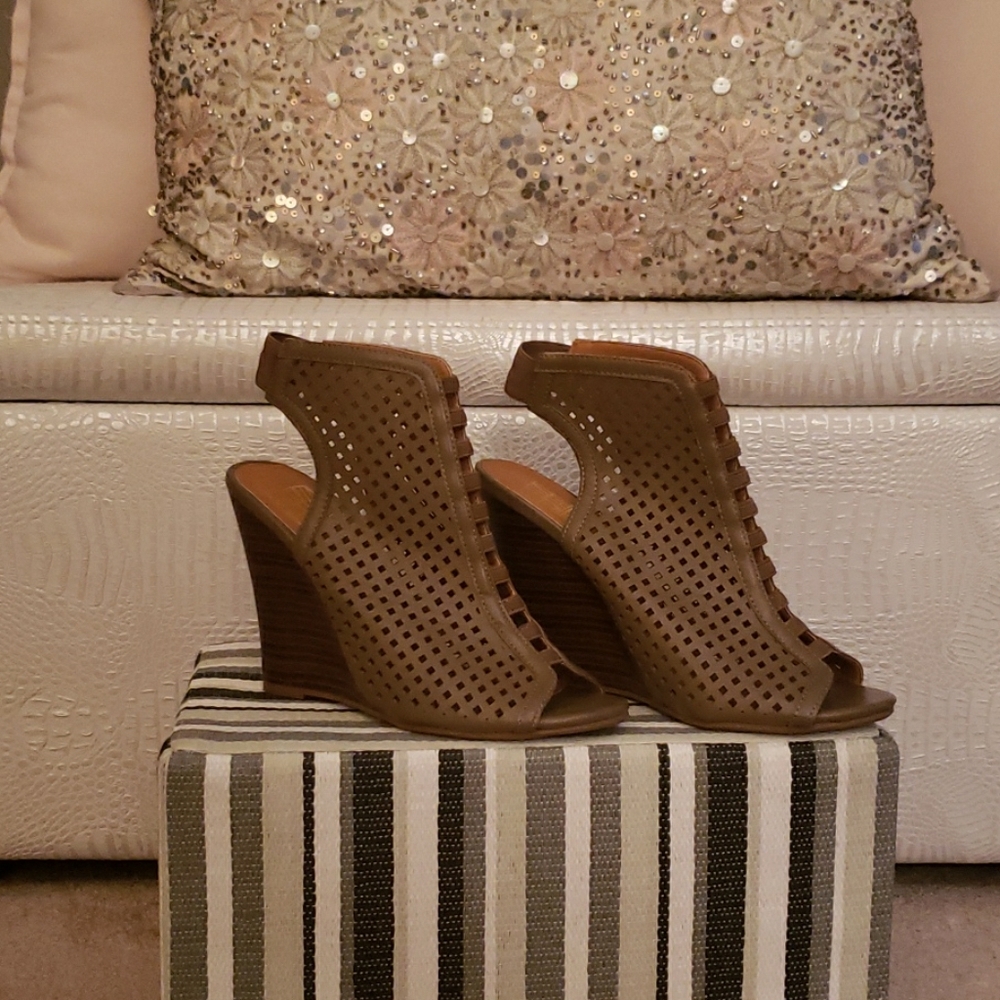 Wedge shoes